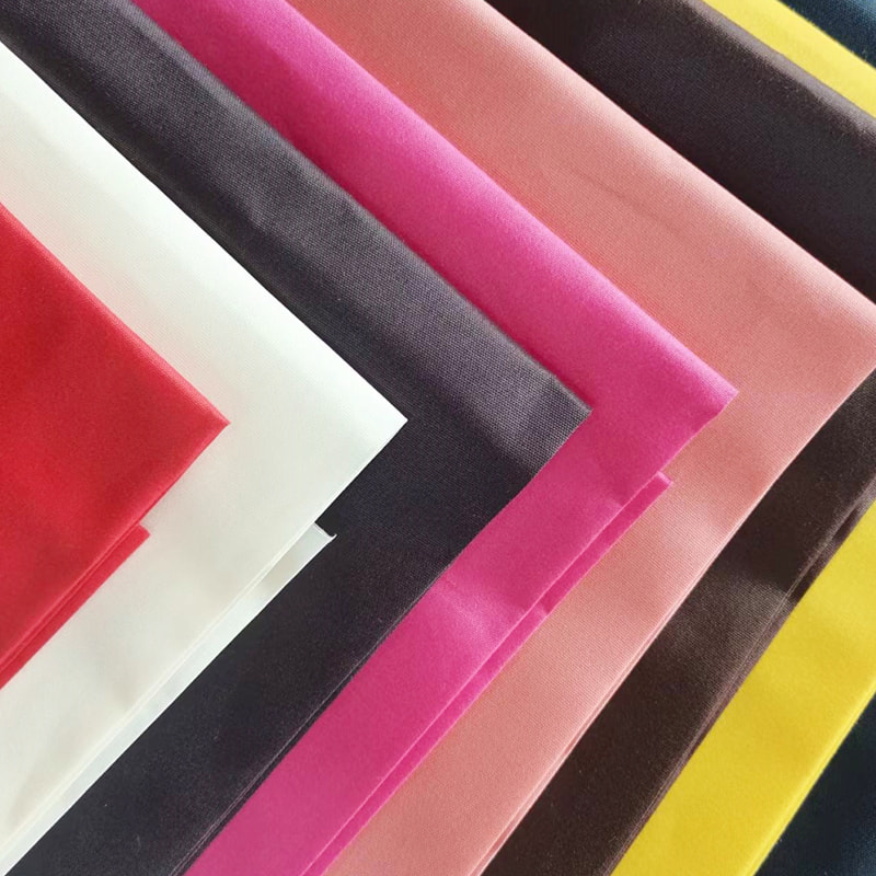 TMIE-08-1-3 Hengittävä mekkokangas, leveys 115 cm, paino 90 GSM, ainesosa polyesteri, värjätty sileällä kiillotetulla polyesteripopliinikankaalla